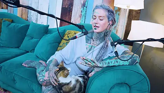 E - empati hakkında konuşuyorum - asmr podcast sfw konuşuyor gotik sıska kız dreadlocks dövmeli model dövmeli kız