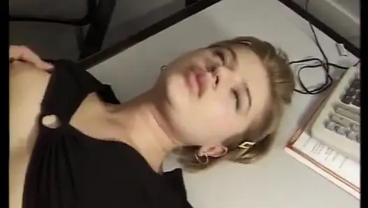 Sevimli Alman genç kızın yüzüne bolca döl boşalıyor