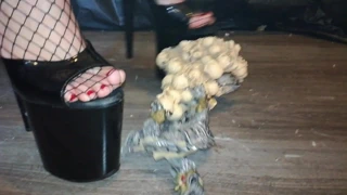 Bayan ben kızgın ejderhayı ezerim.