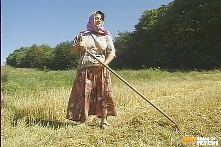 İki çiftçi ve bir azgın hatun tarlada sikiş deliklerini sikiyor