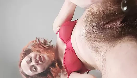 Ayaklarımı yaladım ama kıllı amcığıma cam bir yarak sokmayı ve fışkırtmayı tercih ediyorum. Çok su sıçratıyor, mutluyum.