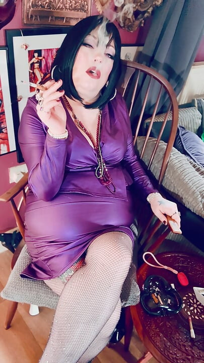 Lezzetli bir glam Tina Snua bir kibritle bir tutağa bir sigara yakıyor - sigara içen sigara içiyor