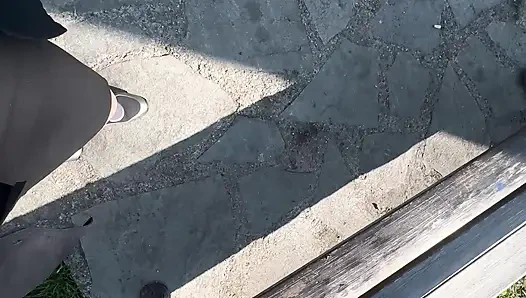 Seksi ateşli üvey anne azgın ve parktaki bankta kendini okşuyor