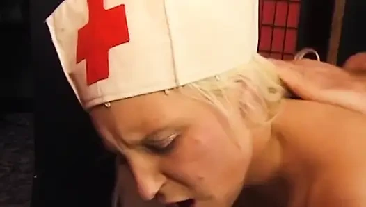 Sarışın orta yaşlı seksi hemşire maskeli adam tarafından sert sikiliyor
