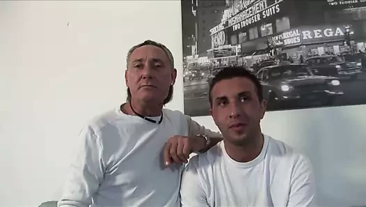 Demi Delia deneyimli yaşlı yarakları amcığı için seviyor