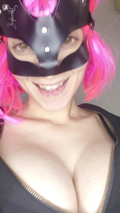 Kedicik maskesi ve büyük memelerle tutkulu kendi zevkimi gözlemleyin