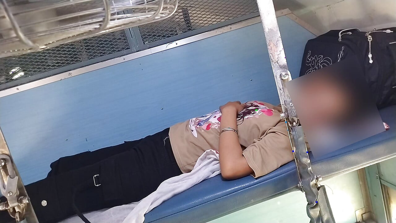 Showing a girl her thick cock in the train and then having sex in the OYO room, random girl fucked in the OYO room Hindi audio, train, xxx, porn, mms, sex
