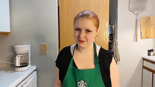 Yaramaz barista kaba müşteriyle ilgileniyor