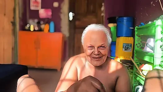 Azgın büyük memeli iri güzel kadın ninenin amcığı ıslak
