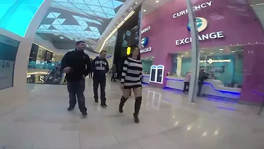 $ara alakarga sürtük kıyafetleriyle yürüyor