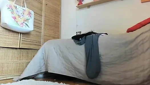 Güzel İtalyan orta yaşlı seksi kadın büyük lastik yaraklarla götünü parçalıyor