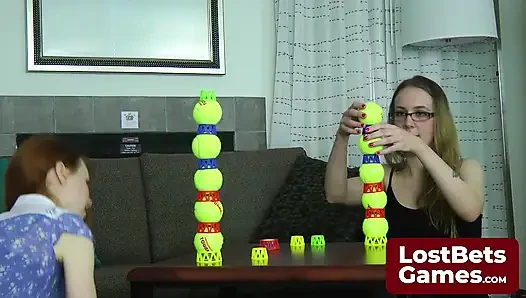 Samimi striptiz topu yığınları meydan okumasında iki lezbiyen