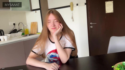 Üvey kız kardeş satrançta kayboldu ve amına iki kez boşalıyor