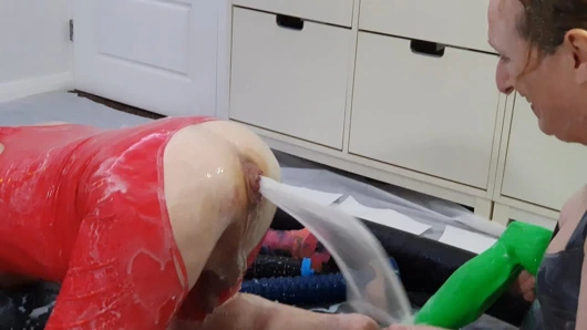 Yüzme havuzunda balçık kayganlaştırıcı ve büyük dildolarla oynuyor.