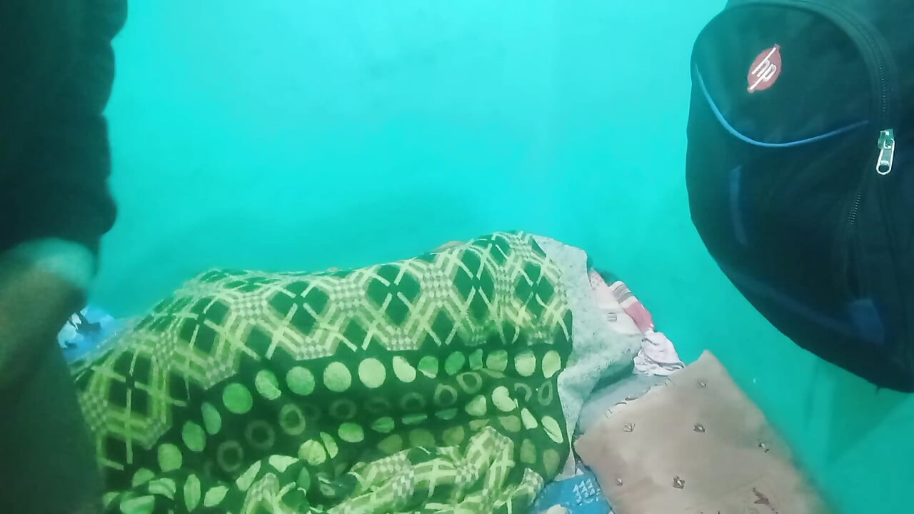 En genç üvey erkek kardeş üvey kız kardeşini yatak odasında sikiyor