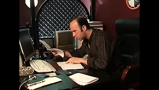 Siyah çoraplı ateşli ve seksi esmer olgun adam tarafından sert sikiliyor