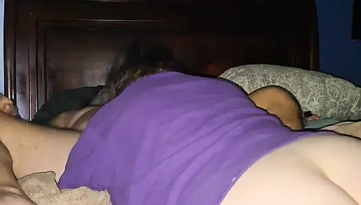 Olgun kız arkadaş seksten önce sikimin taşaklarını ve götümü emiyor