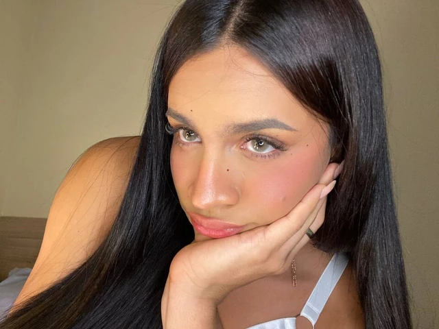 Viviana trans latin yarağının büyüklüğünü karşılaştırıyor