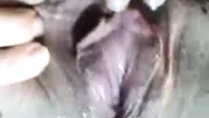 Bayan juggs amcığını ovuyor