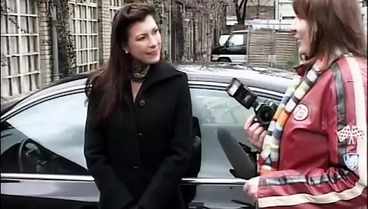 Muhteşem Alman orta yaşlı seksi kadın sert bir yarakla iç çamaşırlı performans göstermeden önce fotoğraflandı