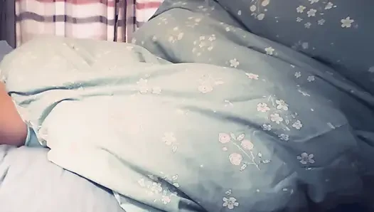 Baba annenin uyanmayı nasıl sevdiğini biliyor.. Güne en iyi şekilde fışkırtmasını sağlamak için iyi yalama ve parmakla sikiş