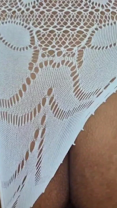 Keilimar yarak için susamış, emmeye başlıyor ve sonra geliyor ve büyük beyaz yarağa biniyor ve sonunda amına dölle dolıyor