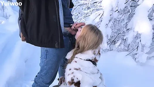 -30c Çok soğuk ama sevimli Rus kız ağzında dondurma istiyor