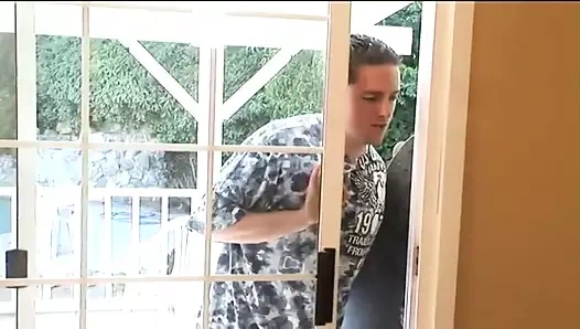 Tombul götlü zenci sürtük yarak emiyor ve beyaz bir adam tarafından götten sikiliyor