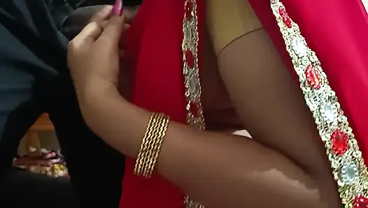 Azgın komşu teyzem genç bir adamı baştan çıkarıyor genç oğlan Telugu sesiyle sikişiyor
