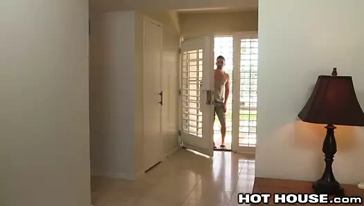 Sera, sean maygers'ı çıplak yakaladı ve onu üflemeye başladı