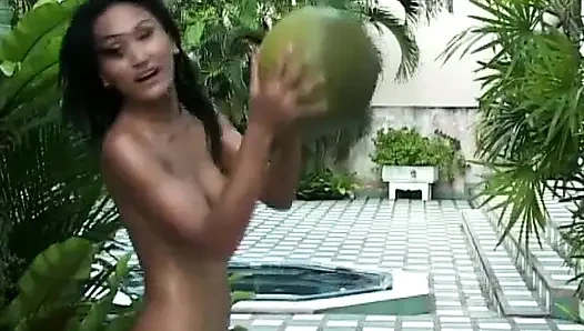 Asyalı kız gece gündüz oynuyor