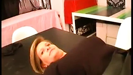 Florence kocasını birkaç erkekle aldattı