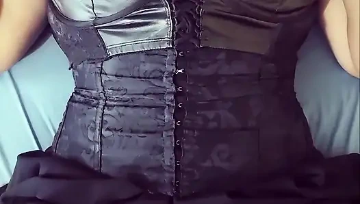 Gotik kız şu anda ateşli ve büyük göğüsleriyle oynamak istiyor