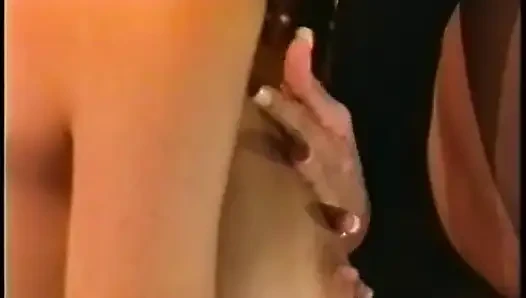 Güzel memeli ve parmak amcıklarına düşkün azgın dörtlü porno yıldızı kızlar (videoda müzikten başka ses yok)