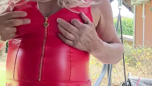 Shemale Kassy54 açık havada işiyor