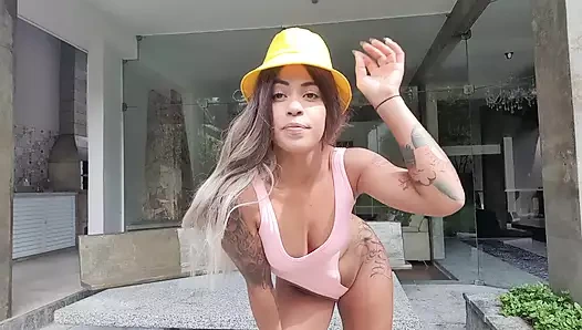 Büyük götlü sarışın esneme seansında tüm esnekliğini gösteriyor