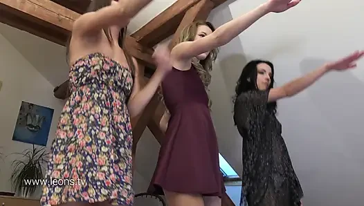 Seksi külotun versiyonu, yuvarlak götler, sütyensiz şeffaf şov ve amcık dudakları