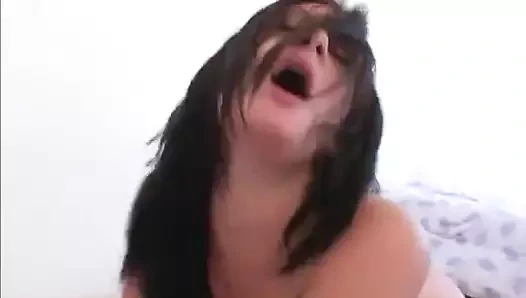 Randy sürtük Lisa amını yarakla siktiriyor ve sakso çektikten ve sigara içtikten sonra yüzüne boşalıyor