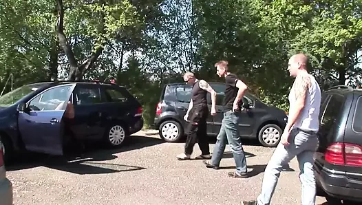 Küçük memeli ve kahverengi Alman fahişe ile grup seks kulübü