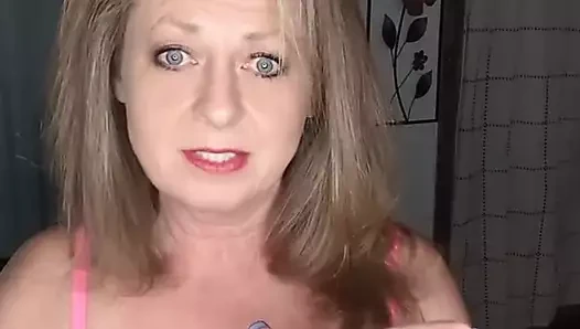 Şimdiye kadarki en ateşli orta yaşlı seksi kadın makyaj seks kıyafeti denemesi için hazırlanıyor