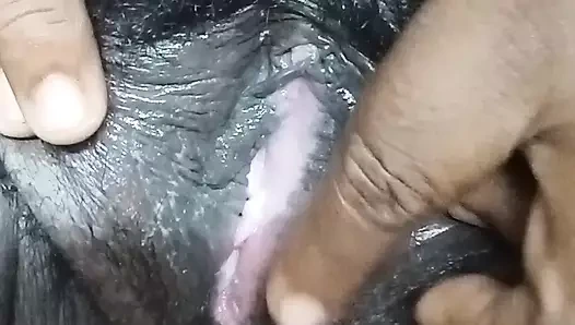 Hintli üniversite öğretmeni yatak odasında parmak yeme performansı