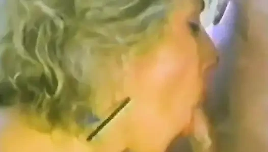 Sıkı memeli sarışın yarak emiyor ve döl yutuyor