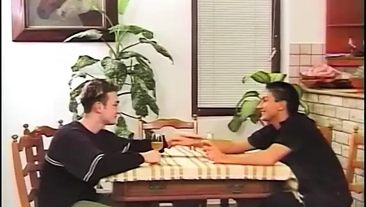 Zonklayan yarak sıkı götünü esnetiyor - olgun adamlar derinden damlıyor