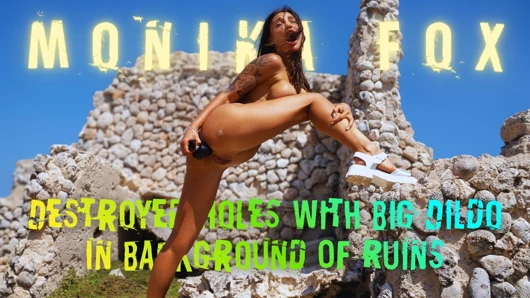 Sapık Monika Fox, Ocean Ocean'daki harabelerin arka planında büyük bir dildoyla deliklerini parçalıyor