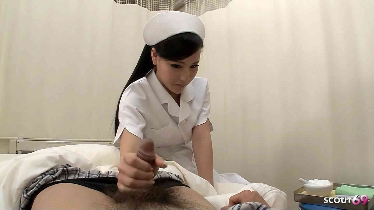 Küçük memeli sıska Japon genç hemşire müşteri tarafından hastanede sansürsüz riskli sikiş için baştan çıkarıyor