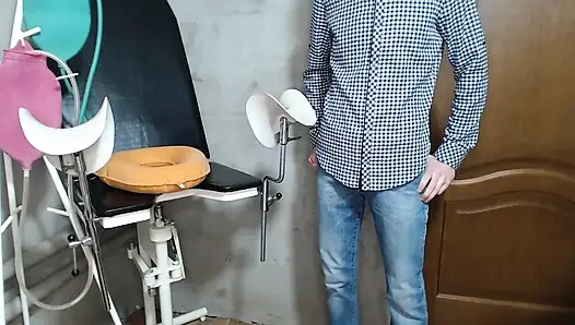 Büyük memeli bir hemşire bir hastanın boşalmasına izin veriyor