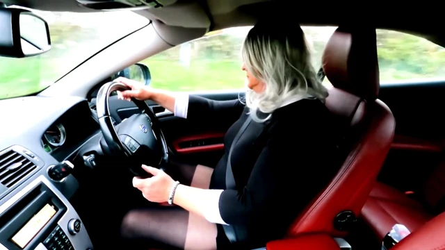 Siyah elbiseli ve külotlu çoraplı amatör travesti kellycd2022 açık havada