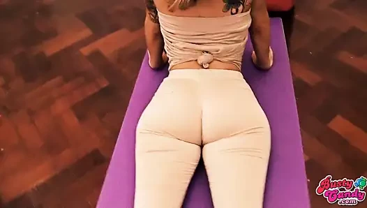 Büyük kabarcık popo sarışın genç büyük yuvarlak göğüsleri var! &amp; deve tırnağı!