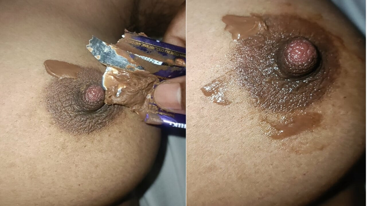 Ateşli Hintli kadın göğüslerini emiyor, köylü yengenin göğüslerini emiyor