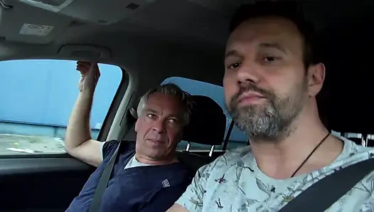 Büyük götlü seksi orta yaşlı seksi kadın arabada ve açık havada sikiliyor